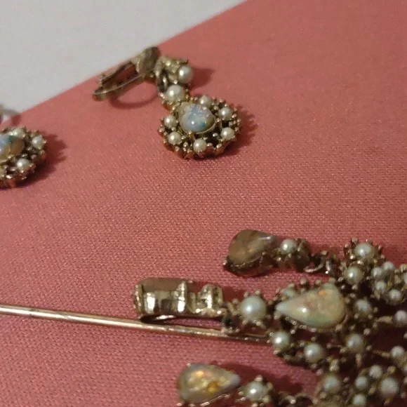 Elegant Pearl and Opal Jewelry Set - Picture 3 of 3